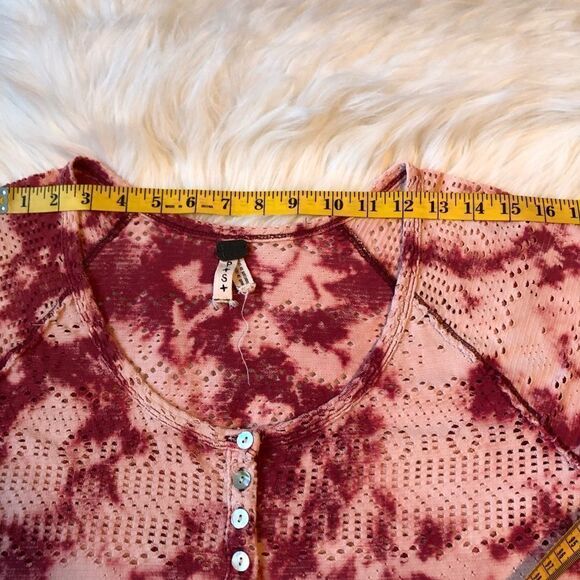 Free People Women’s Pink Tie Dye Eyelet Short Sleeve Boho Tee Top Size SP - Picture 7 of 9